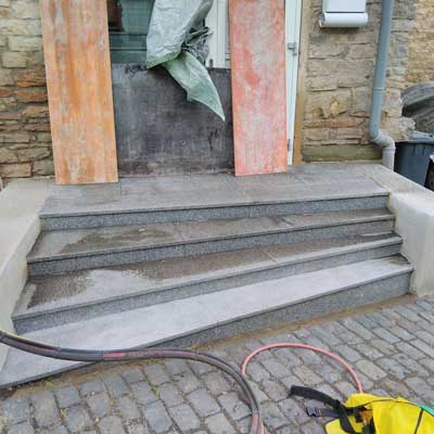 Sandstrahlen einer Grantitreppe